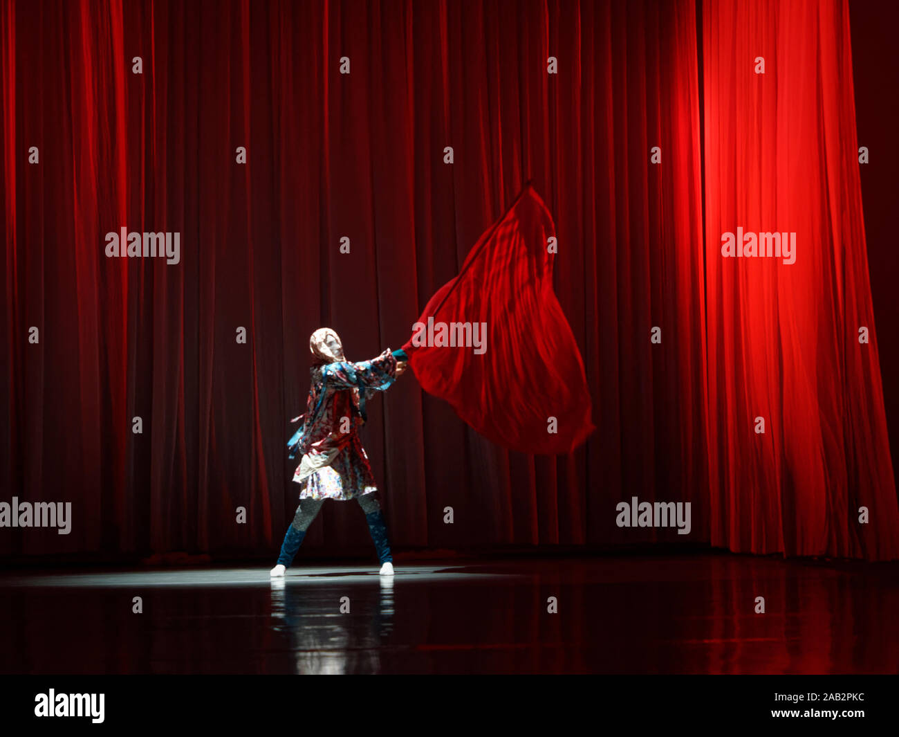 Società di Danza KUKAY DANTZA, Spagna esegue alla chiusura del festival della coreografia moderna IFMC 2019. Performance di danza "OSKARA'. Musica: Xabier ERKIZIA / Xabier ERKIZIA, Pablo GISBERT / Pablo GIZBERT. Editoriale. Foto Stock