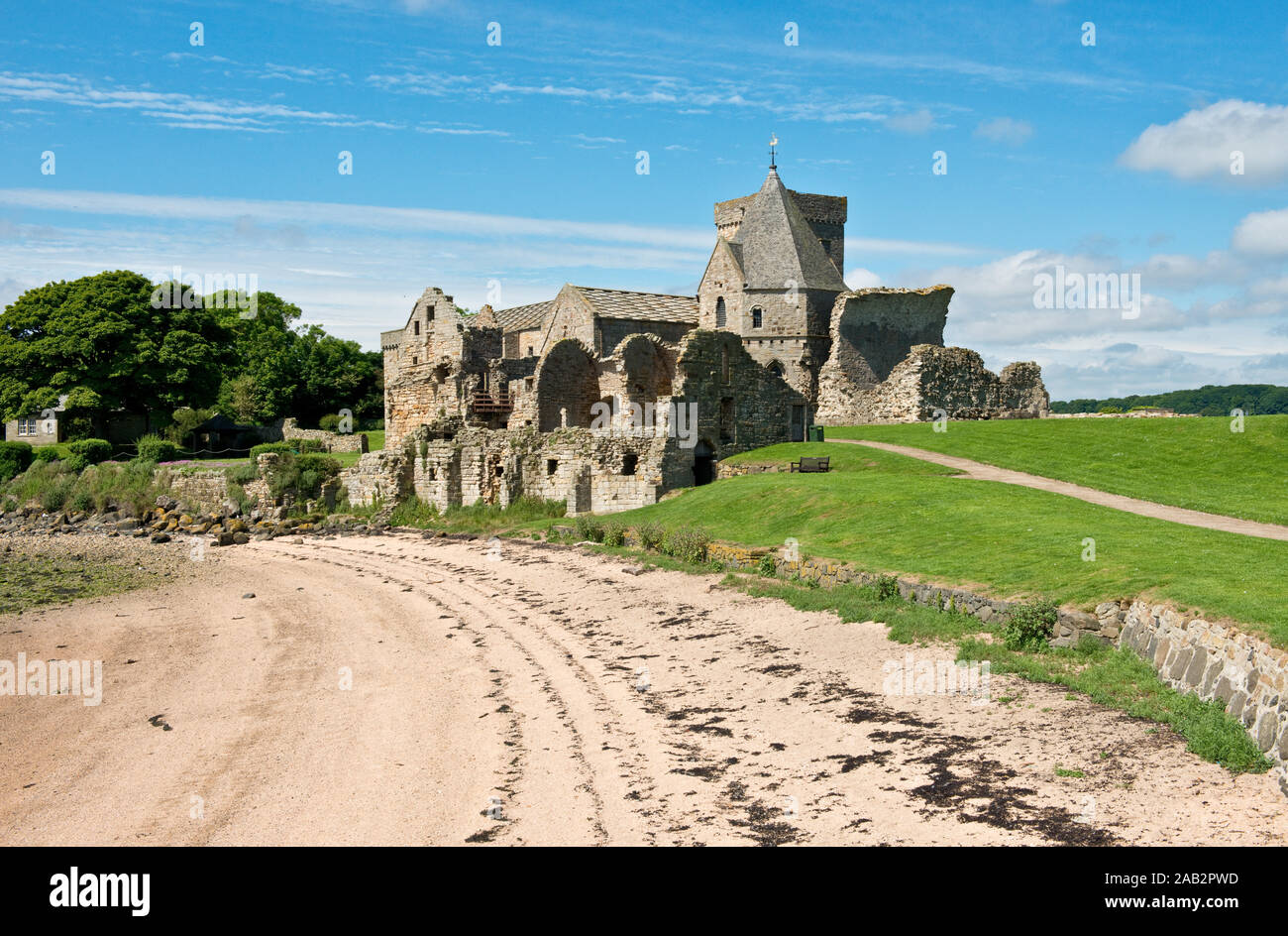 Inchcolm Abbey. Situato sull isola di Inchcolm nel Firth of Forth, Scozia Foto Stock