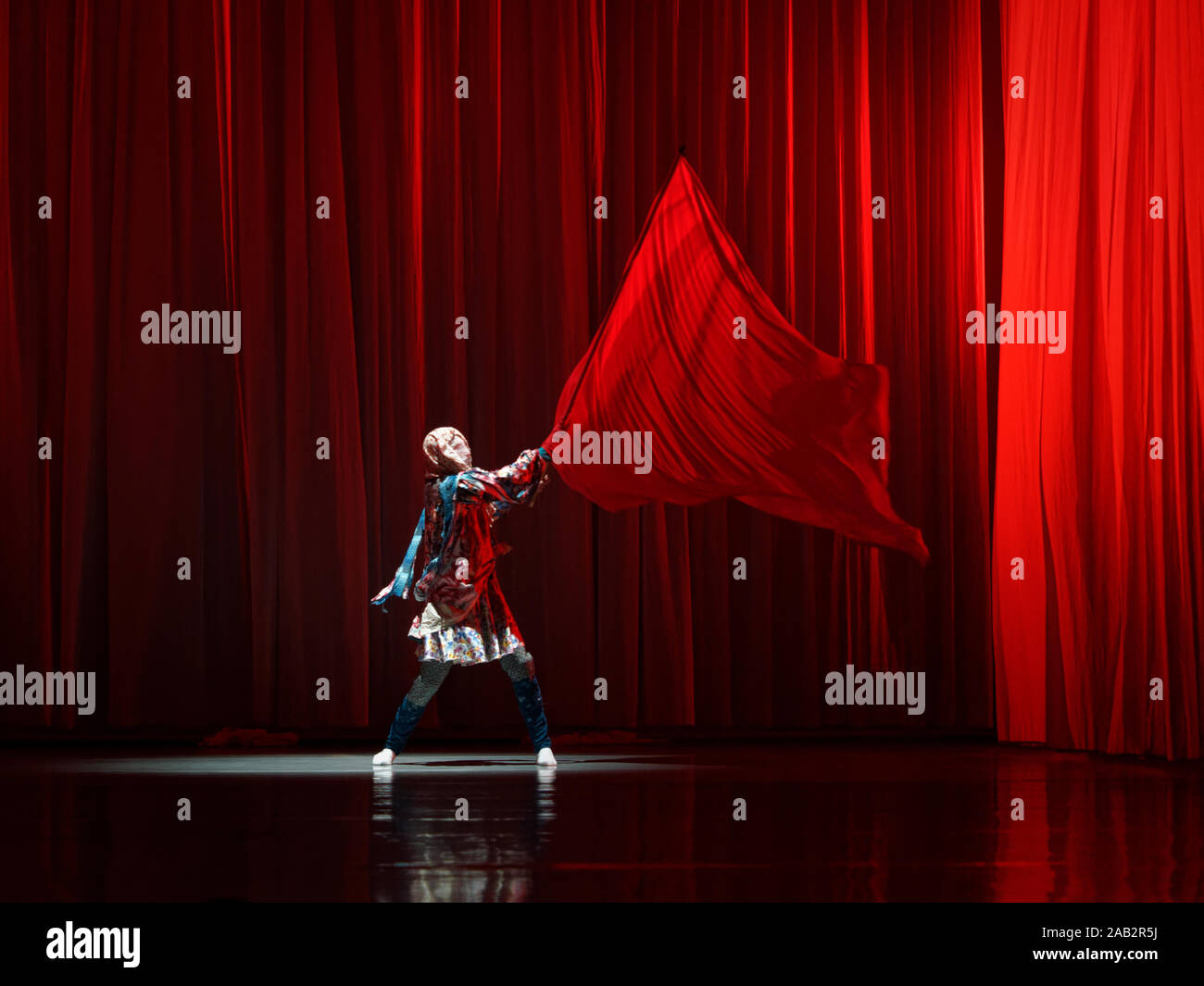 Società di Danza KUKAY DANTZA, Spagna esegue alla chiusura del festival della coreografia moderna IFMC 2019. Performance di danza "OSKARA'. Musica: Xabier ERKIZIA / Xabier ERKIZIA, Pablo GISBERT / Pablo GIZBERT. Editoriale. Foto Stock