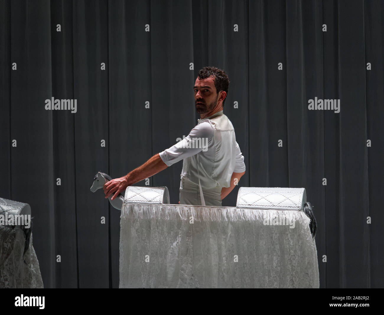 Società di Danza KUKAY DANTZA, Spagna esegue alla chiusura del festival della coreografia moderna IFMC 2019. Performance di danza "OSKARA'. Musica: Xabier ERKIZIA / Xabier ERKIZIA, Pablo GISBERT / Pablo GIZBERT. Editoriale. Foto Stock