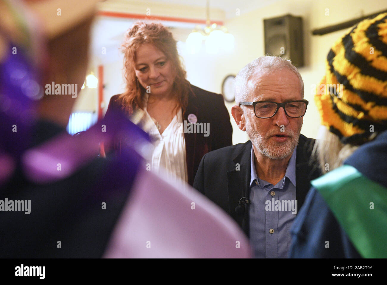 Leader del partito laburista Jeremy Corbyn parla con un gruppo di WASPI (Donne contro la pensione statale di disuguaglianza) sostenitori durante una visita alla Renishaw minatori del benessere, in Renishaw, Sheffield, mentre sulla campagna elettorale trail. Foto Stock
