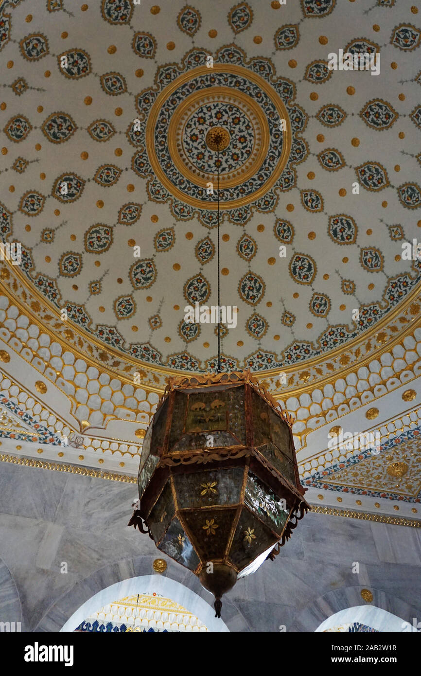 Istanbul, Turchia - 31 August 2019: Vintage lampada classica appeso sotto un soffitto sul palazzo Topkapi a Istanbul, Turchia. Foto Stock