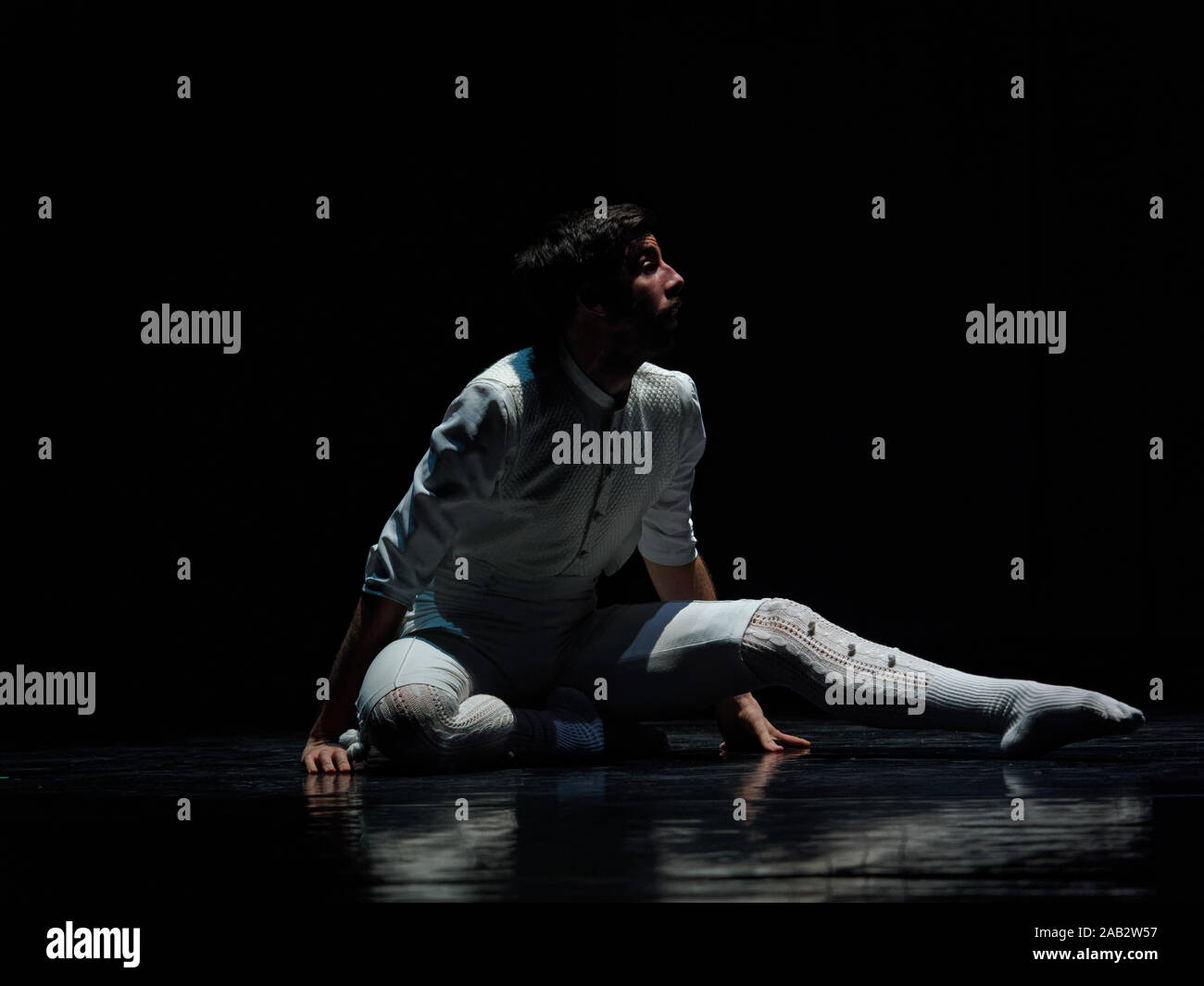 Società di Danza KUKAY DANTZA, Spagna esegue alla chiusura del festival della coreografia moderna IFMC 2019. Performance di danza "OSKARA'. Musica: Xabier ERKIZIA / Xabier ERKIZIA, Pablo GISBERT / Pablo GIZBERT. Editoriale. Foto Stock