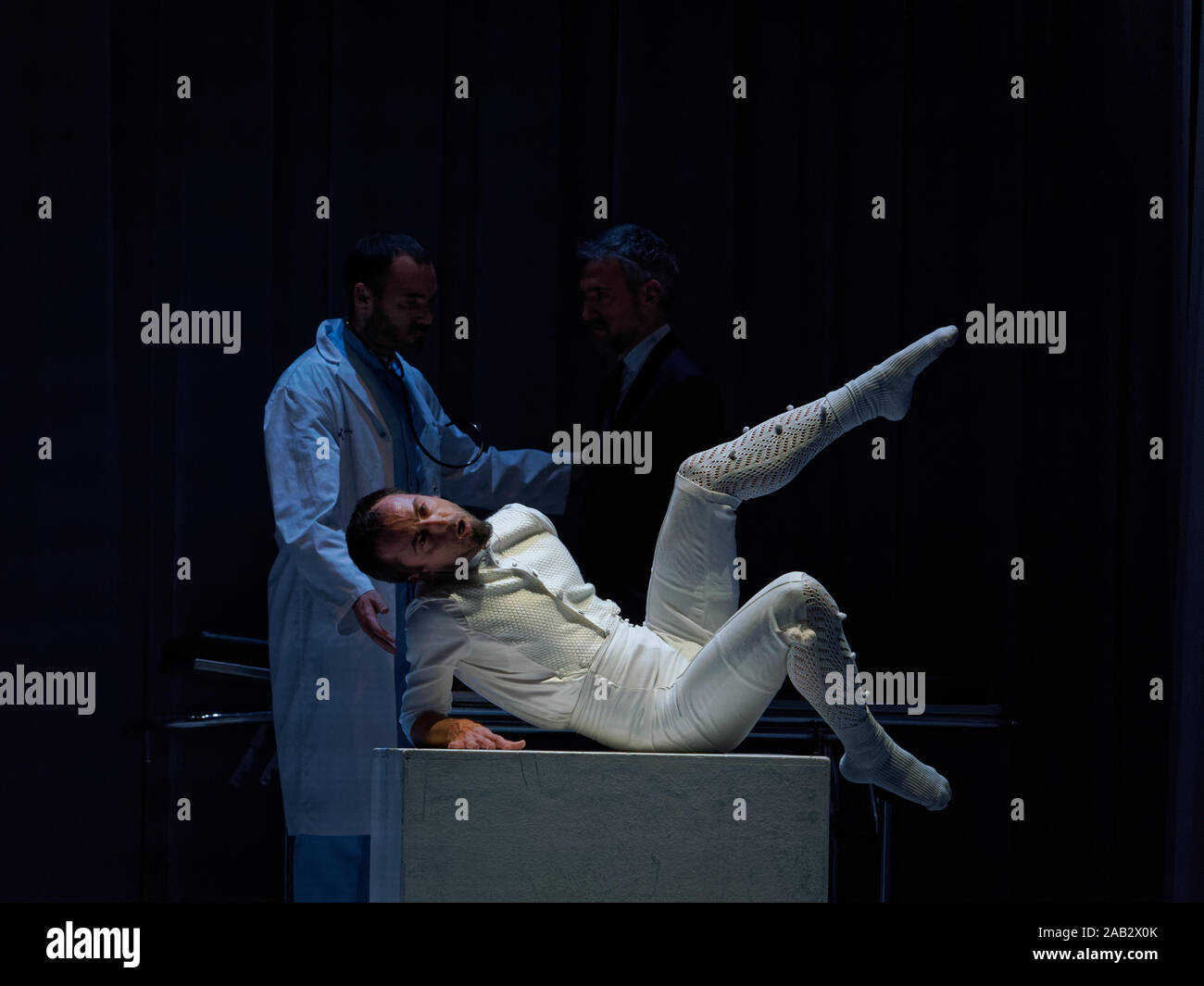 Società di Danza KUKAY DANTZA, Spagna esegue alla chiusura del festival della coreografia moderna IFMC 2019. Performance di danza "OSKARA'. Musica: Xabier ERKIZIA / Xabier ERKIZIA, Pablo GISBERT / Pablo GIZBERT. Editoriale. Foto Stock