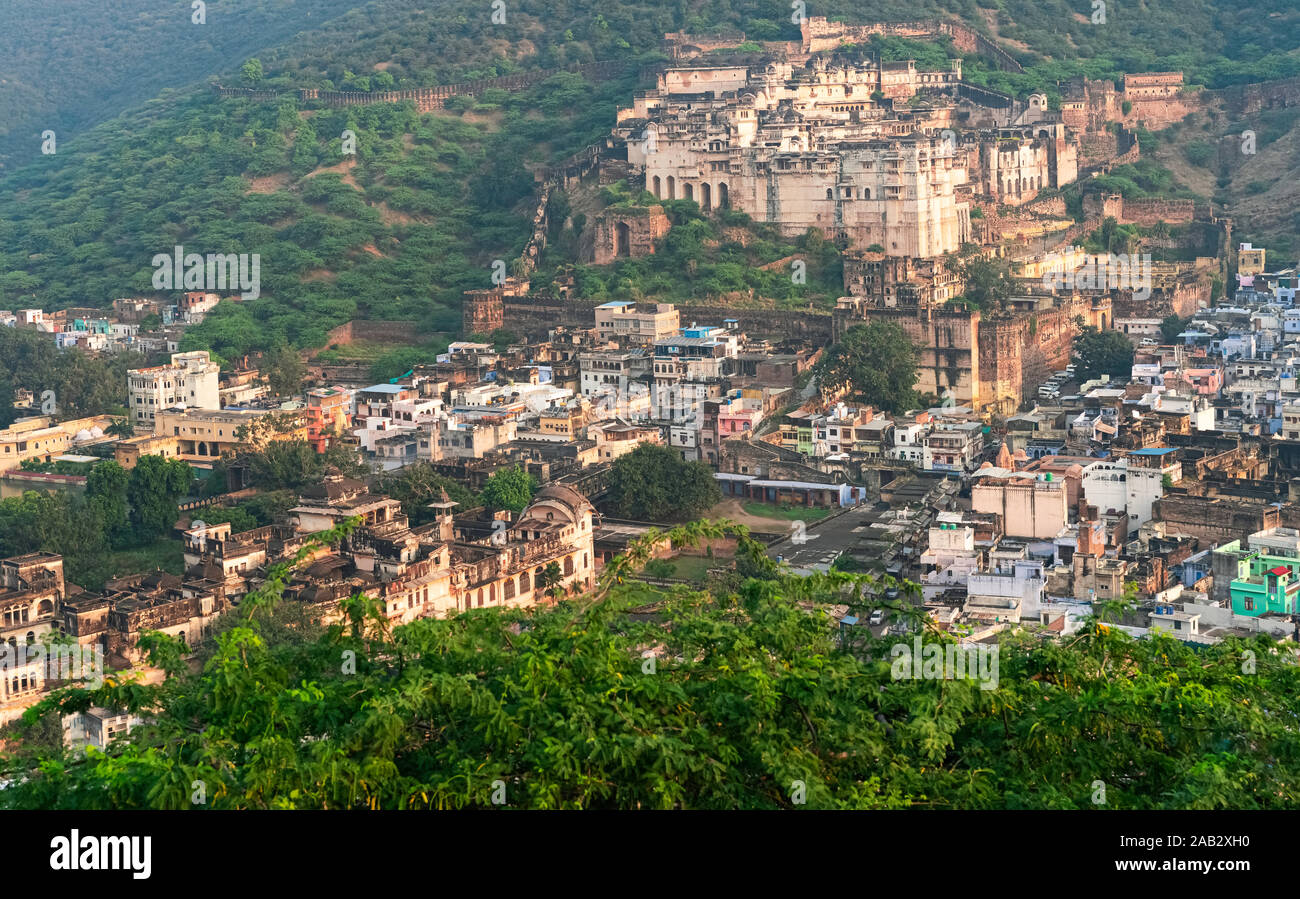 Bundi, Rajasthan, India. Vista in elevazione di Bundi Palace, che circonda le fortificazioni, case e le rovine di Alba a Bundi, Rajasthan, India. Foto Stock