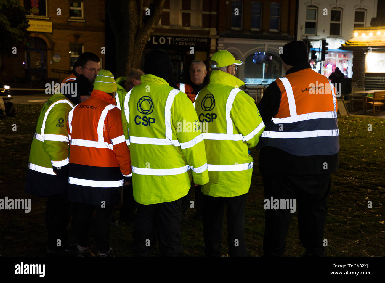 Caso stewards in arancione, giacca gialla / verde hi vis / Giacche ad alta visibilità con altamente riflettente strisce / listelli di materiale. Regno Unito (114) Foto Stock