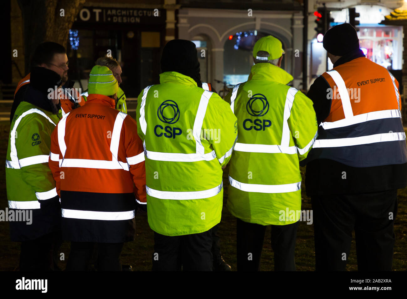 Caso stewards in arancione, giacca gialla / verde hi vis / Giacche ad alta visibilità con altamente riflettente strisce / listelli di materiale. Regno Unito (114) Foto Stock