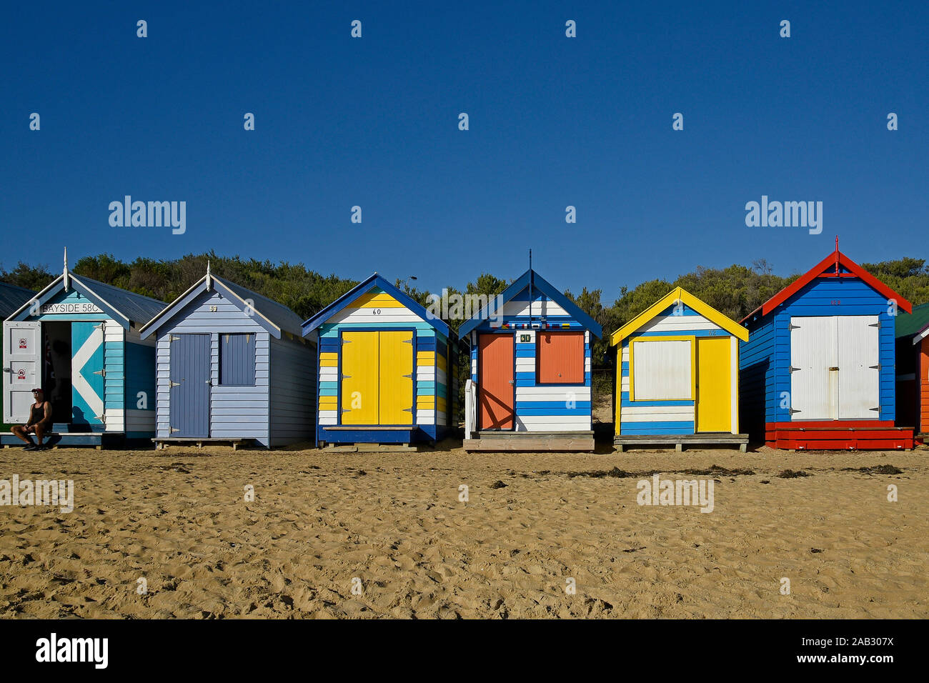 Australia, Victoria, Melbourne, 12 aprile. 2019 - Brighton Beach offre 82 balneari scatole che sono una delle icone turistiche di Melbourne. B Foto Stock
