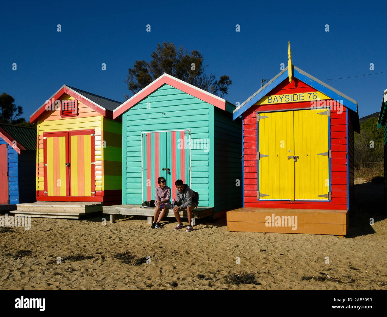 Australia, Victoria, Melbourne, 12 aprile. 2019 - Brighton Beach offre 82 balneari scatole che sono una delle icone turistiche di Melbourne. B Foto Stock