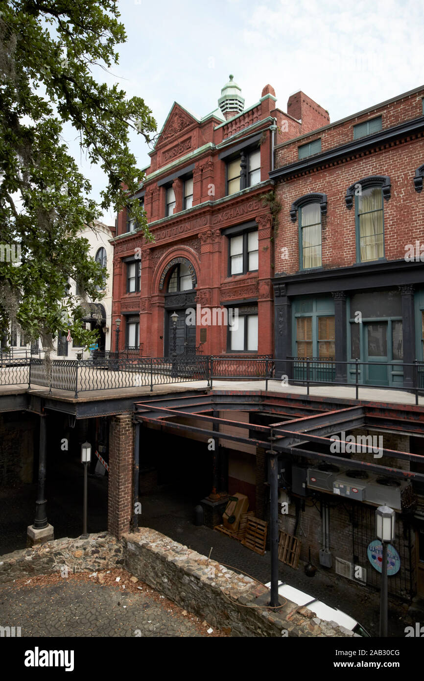 River Street fattori a piedi e fattori di collegamento fila ex fattori di cotone e di scambio per il bluff a Bay street Savannah in Georgia negli Stati Uniti Foto Stock