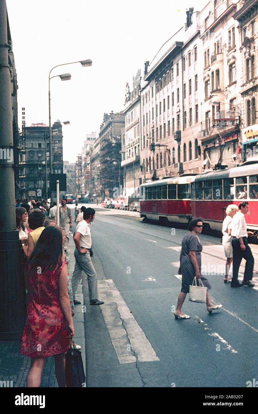 Praga degli anni sessanta la vita di strada, Repubblica Ceca Foto Stock