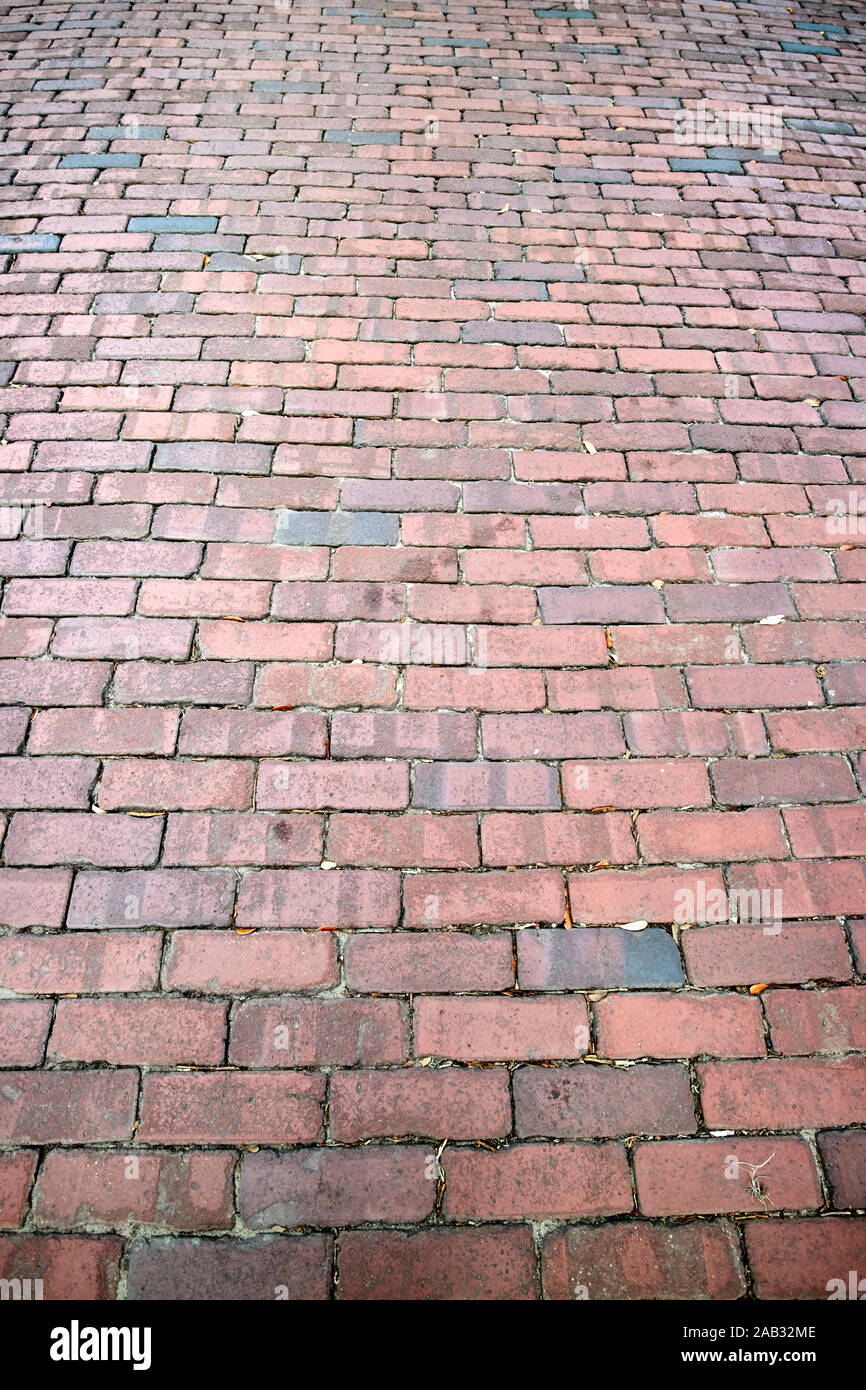 Rosso mattone pavimentazione lastricata su via Fiume Savannah in Georgia negli Stati Uniti Foto Stock