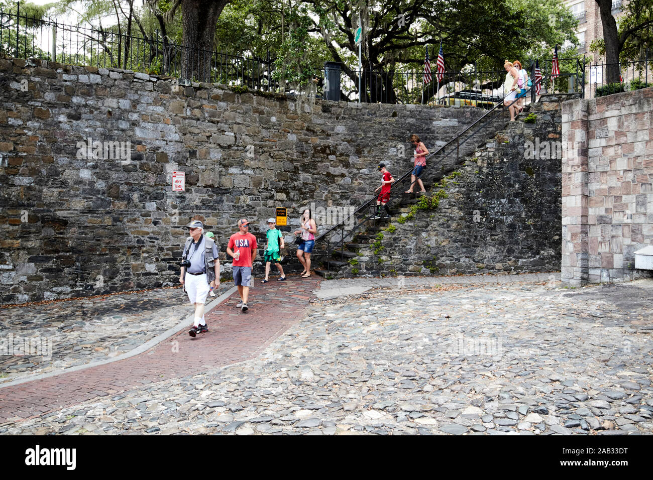 I turisti a piedi verso il basso passi dal fiume fattori di strada a piedi e fattori di collegamento fila ex fattori di cotone e di scambio per il bluff a Bay street savan Foto Stock