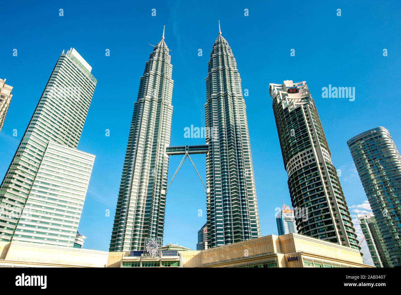 KUALA LUMPUR - Agosto 20, 2019: una vista a grattacieli compresi Petronas Towers nel centro della citta'. Kuala Lumpur è la capitale nazionale e il famoso gl Foto Stock