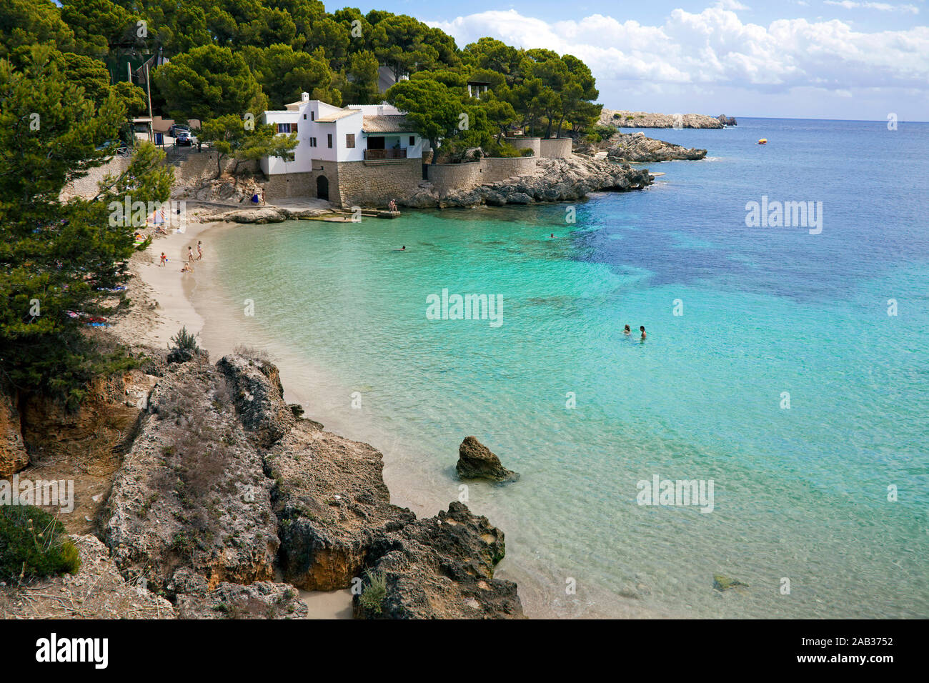 Cala Gat, idilliaca baia di balneazione a Cala Ratjada, Maiorca, isole Baleari, Spagna Foto Stock