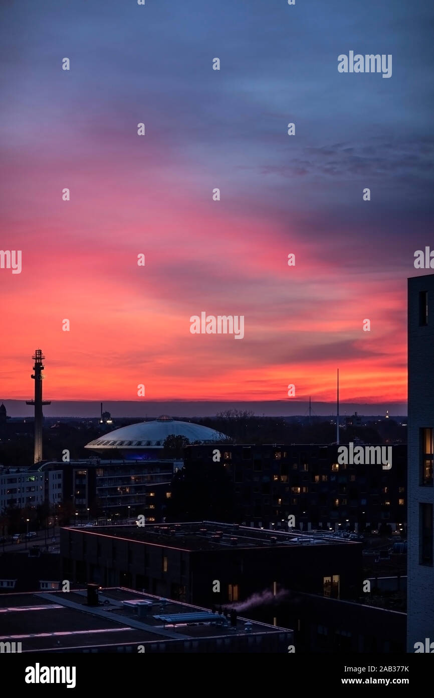 Eindhoven, Paesi Bassi, 16 novembre 2019. Una vista della città di Eindhoven con il famoso futuristico edificio Evoluon durante il tramonto con un deep pink un Foto Stock