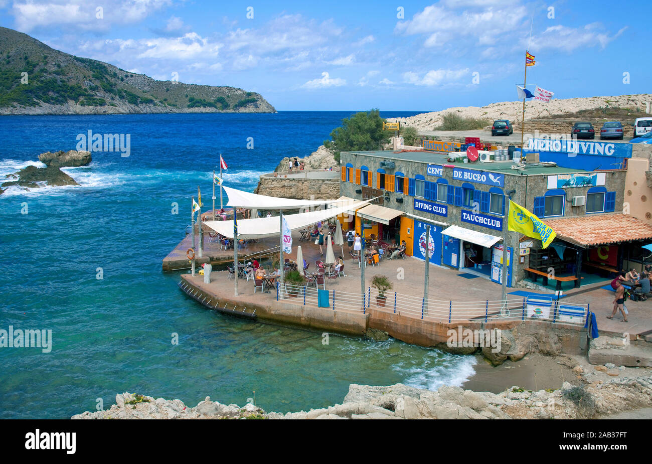Scuola di Immersioni Subacquee Mero presso la baia idilliaca Cala Lliteras, Cala Ratjada, Maiorca, isole Baleari, Spagna Foto Stock
