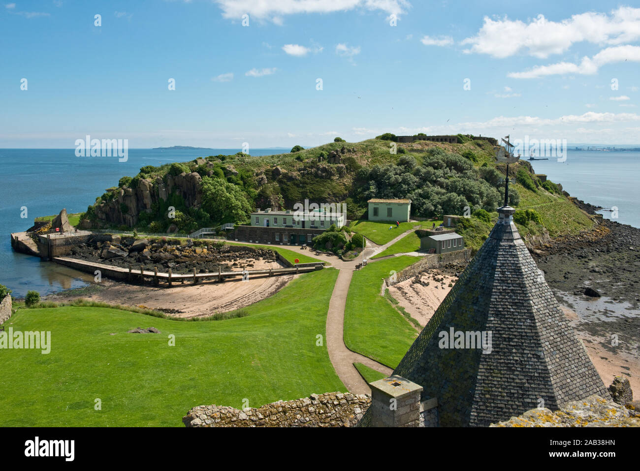 Vista dalla torre di Inchcolm Abbey in tutta l'isola Inchcolm e verso il Firth of Forth, Scozia Foto Stock