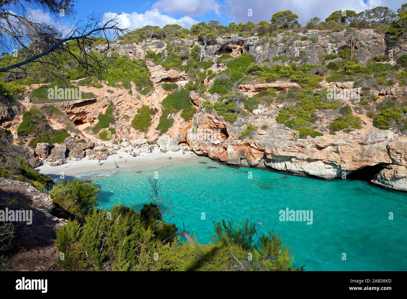 Cala d'es Moro, bella baia di balneazione a Cala Llombards, Maiorca, isole Baleari, Spagna Foto Stock