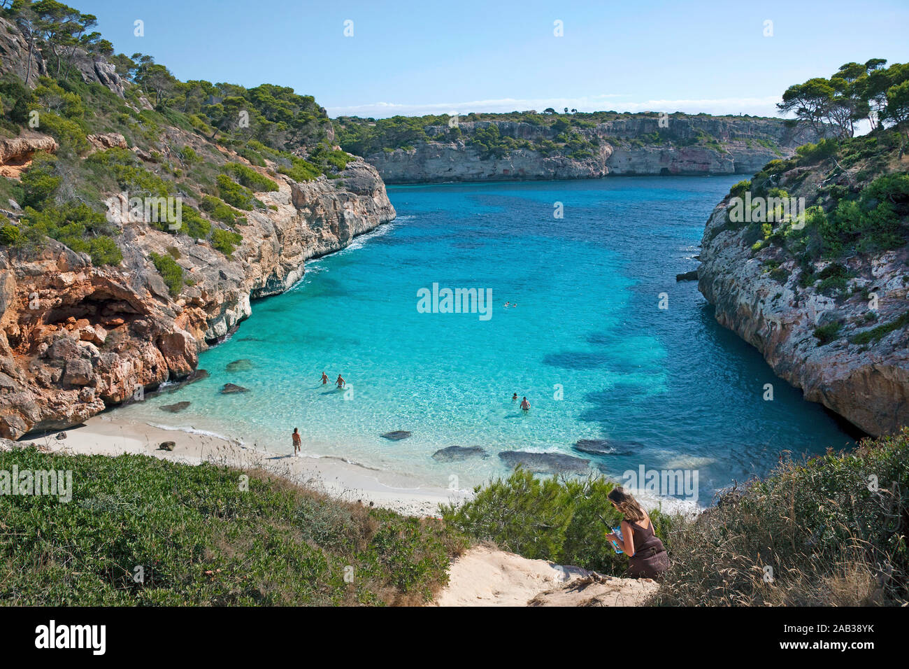 Cala d'es Moro, bella baia di balneazione a Cala Llombards, Maiorca, isole Baleari, Spagna Foto Stock