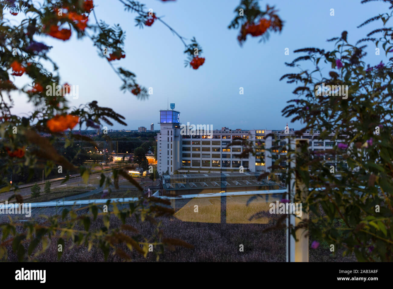 Eindhoven, Olanda, 1 agosto 2019. Una vista del paesaggio urbano Klokgebouw visualizzare durante il tramonto shot dal tetto con verde e bacche Foto Stock