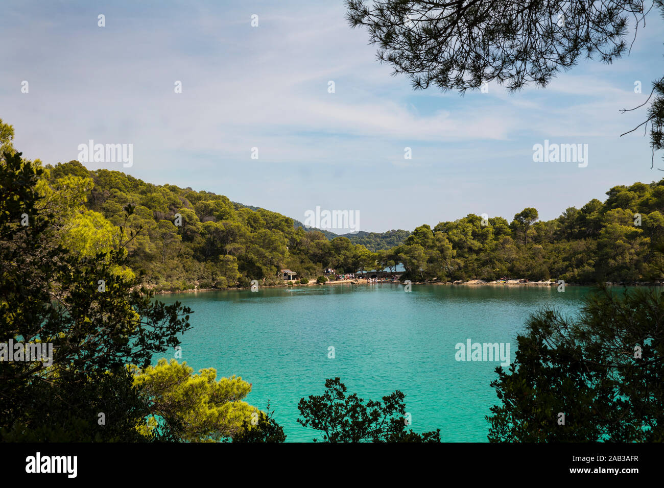 Il turchese colori luminosi laghi di acqua salata. Acqua del piccolo lago presso il parco nazionale sull'isola di Mljet, Croazia. Costa mediterranea con il verde Foto Stock