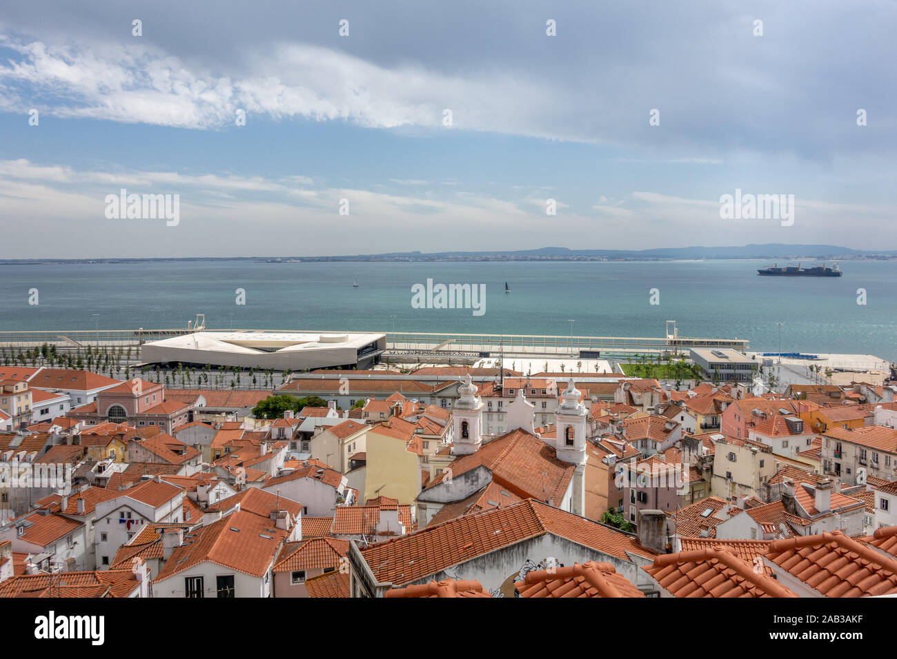 Terminal delle navi da crociera di Lisbona edificio sul fiume Tago Portogallo, visto dal famoso punto panoramico Miradouro de Santa Luzia Foto Stock