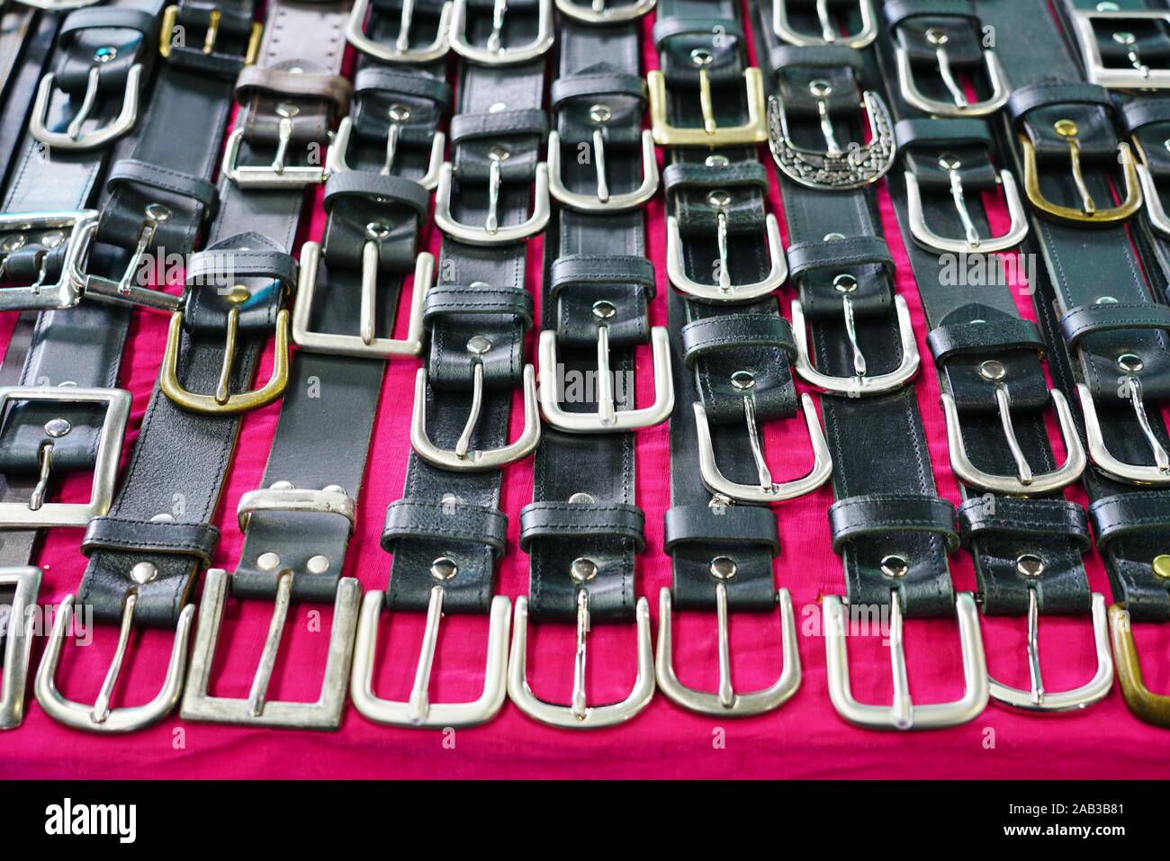Nastri colorati e le fibbie della cintura di sicurezza su un tavolo Foto Stock