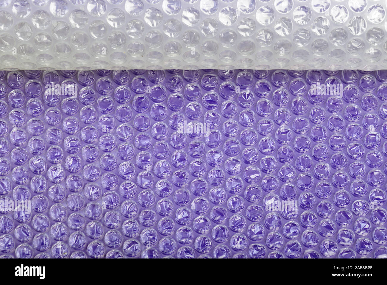 Il confezionamento di Bubble wrap su uno sfondo colorato Foto Stock