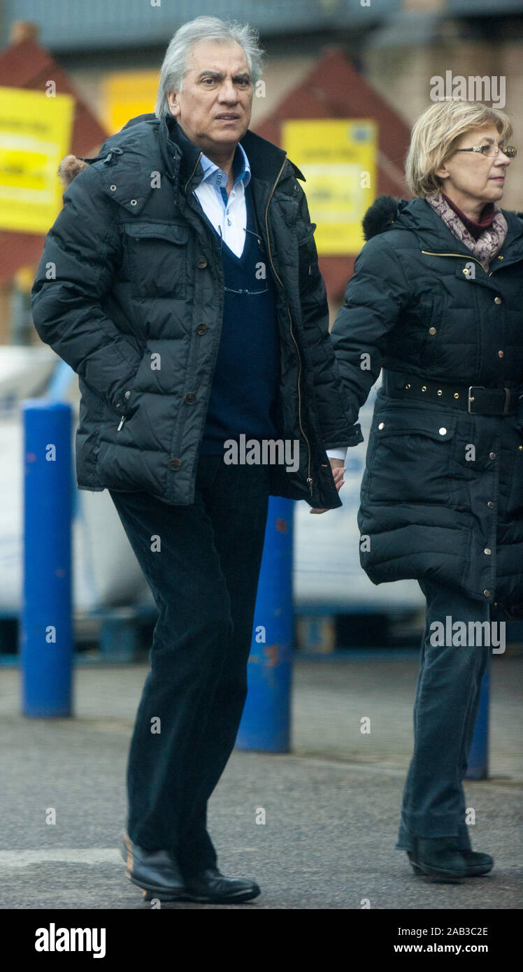 Ex capo mafia italiano Dominico Rancadore con sua moglie Anne che frequentano la stazione di polizia in Uxbridge come parte della sua cauzione condizioni. Marzo 2014 Foto Stock