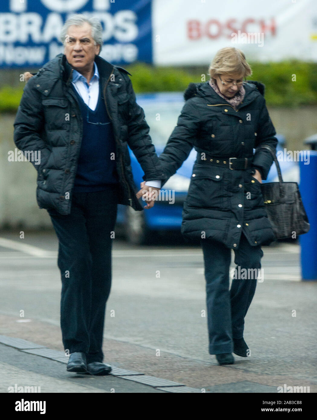 Ex capo mafia italiano Dominico Rancadore con sua moglie Anne che frequentano la stazione di polizia in Uxbridge come parte della sua cauzione condizioni. Marzo 2014 Foto Stock