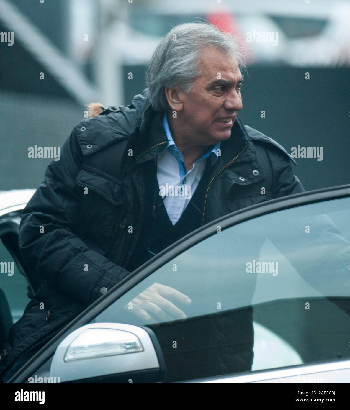 Ex capo mafia italiano Dominico Rancadore con sua moglie Anne che frequentano la stazione di polizia in Uxbridge come parte della sua cauzione condizioni. Marzo 2014 Foto Stock