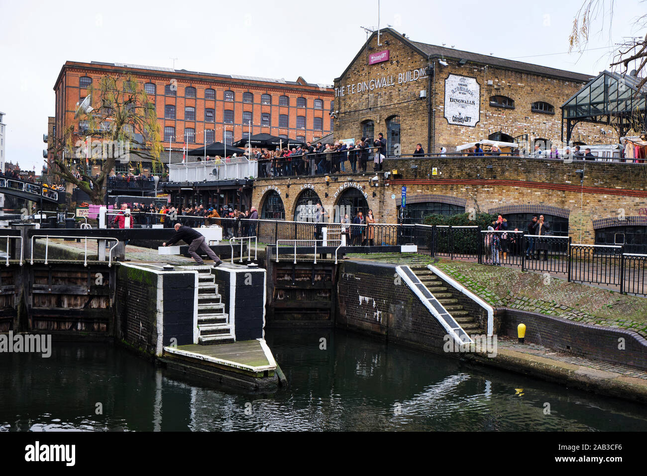 LONDON, Regno Unito - 30 dicembre 2018: i visitatori a Camden Lock. Camden Lock, Camden Market e strade vicine sono la quarta attrazione più popolare in Foto Stock