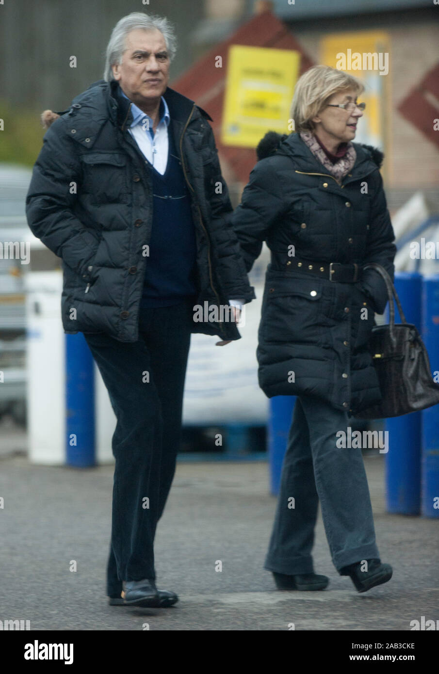 Ex capo mafia italiano Dominico Rancadore con sua moglie Anne che frequentano la stazione di polizia in Uxbridge come parte della sua cauzione condizioni. Marzo 2014 Foto Stock