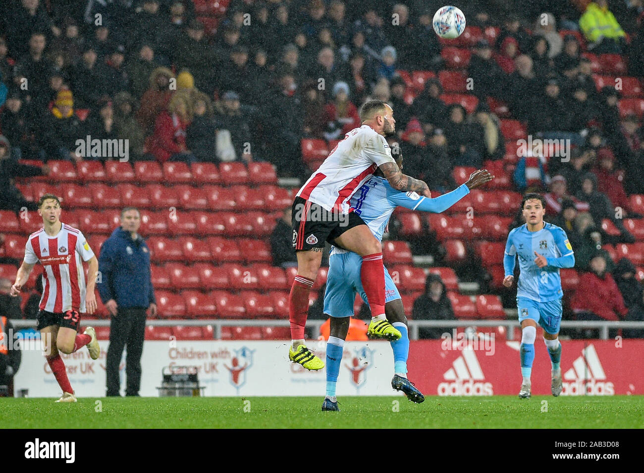 23 novembre 2019, stadio della Luce, Sunderland, Inghilterra; Sky scommessa lega 1, Sunderland v Coventry City : Joel Lynch (3) di Sunderland in un'antenna sfida con Jordy Hiwula (11) di Coventry City Credit: Iam Masterizza/news immagini Foto Stock