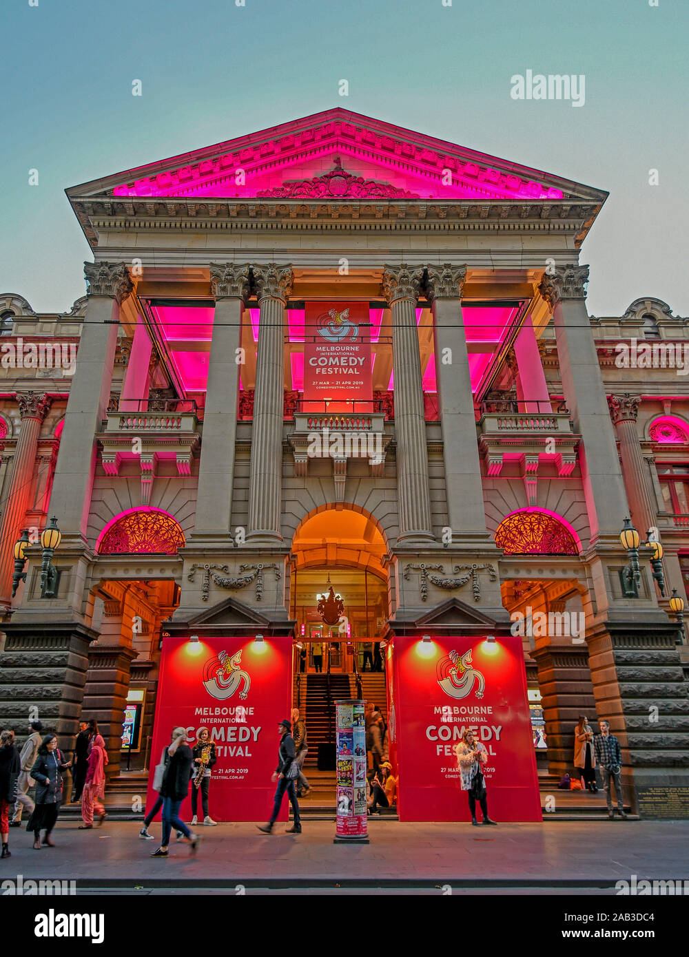 Australia, Victoria, Melbourne, Aprile 11, 2019 - vista notturna del Municipio di Melbourne con luce durante il festival della commedia. Municipio di Melbourne è un histori Foto Stock