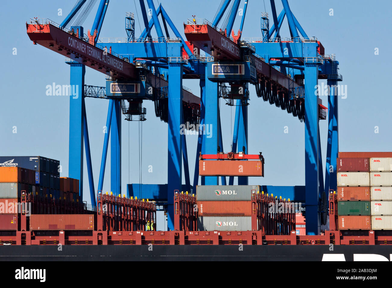 Containerbrücken am Containerterminal Altenwerder im Hamburger Hafen |ponti per container al terminale per container nel porto di Amburgo Altenwerder| Foto Stock