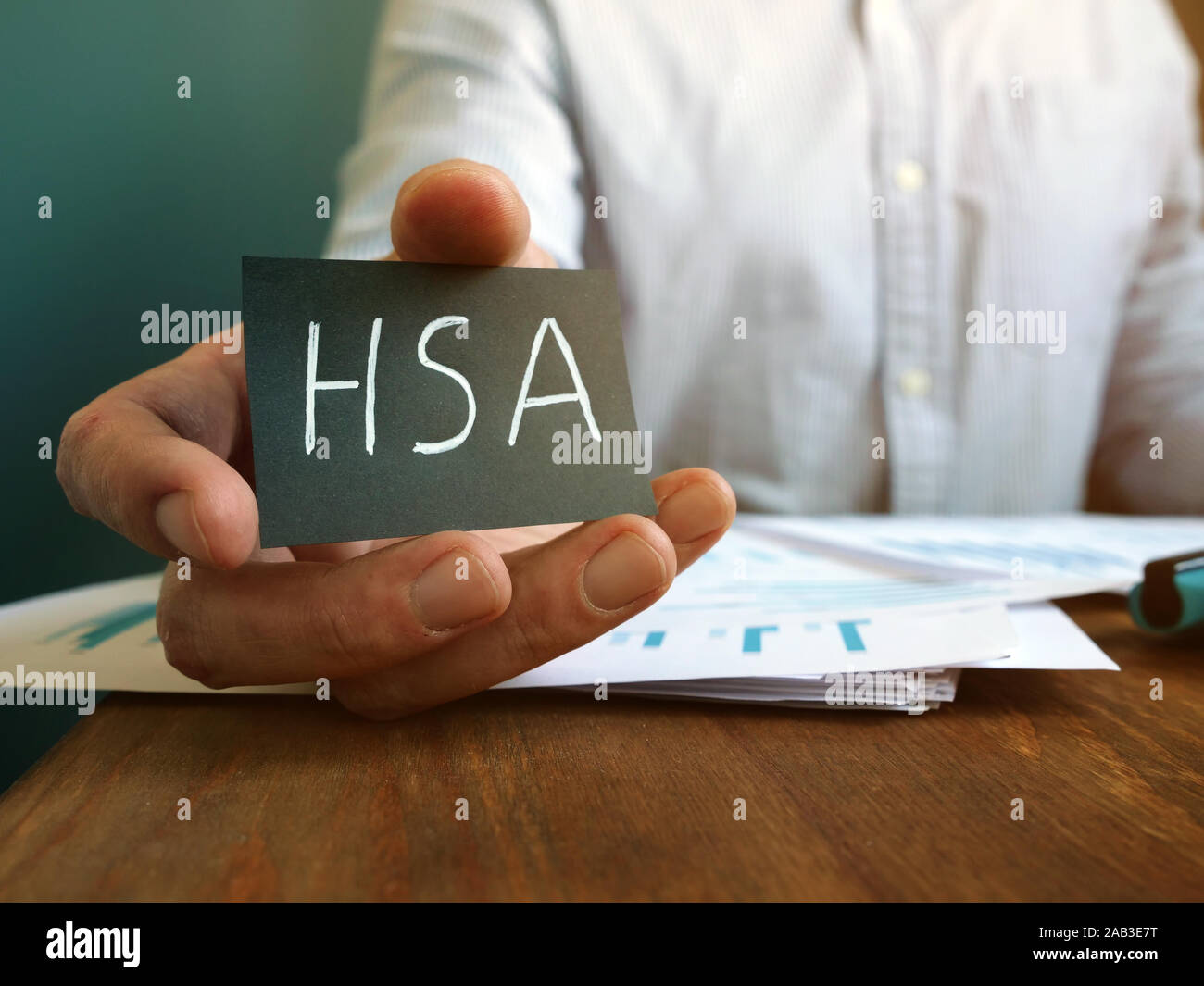 Mano trattiene la salute dei conti di risparmio iscrizione HSA. Foto Stock