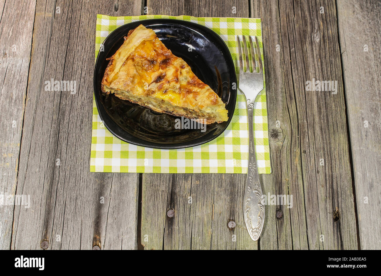 Un pezzo di torta su un piattino su un tavolo di legno Foto Stock
