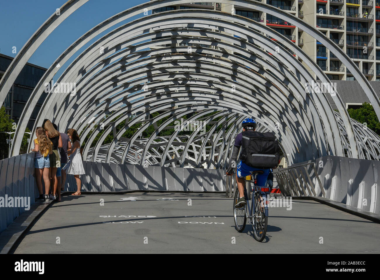 Australia, Victoria, Melbourne, 10 Aprile 2019 - Il Ponte di Webb è un pluripremiato bridge progettato da Denton tappatrice Marshall, in collaborazione con Foto Stock
