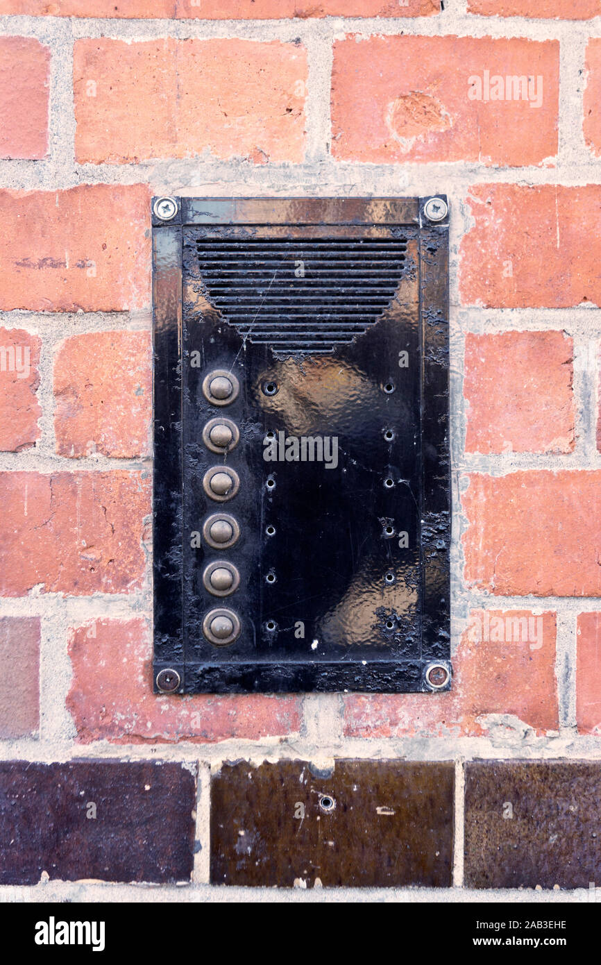 Eine Gegensprechanlage mit Klingelknöpfen un einer Hauswand |Sistema citofonico con pulsanti campanello su una parete| Foto Stock