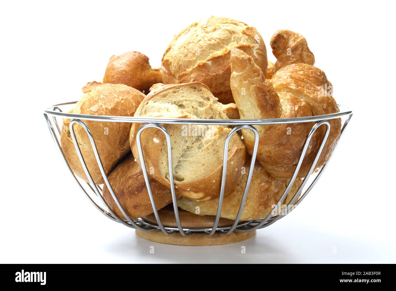 Broetchen und croissant im Korb Foto Stock