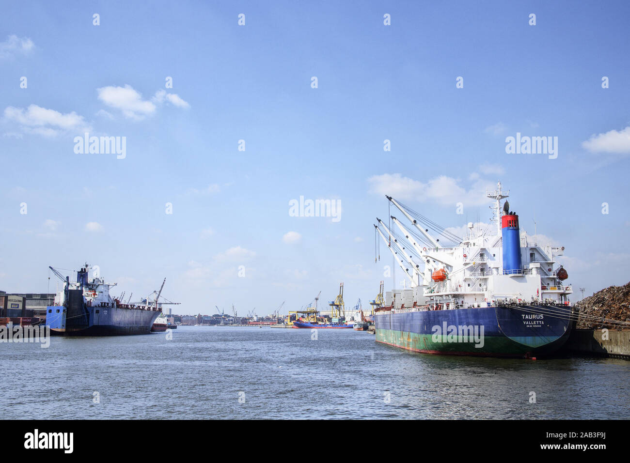Frachtschiffe im Hamburger Hafen Foto Stock