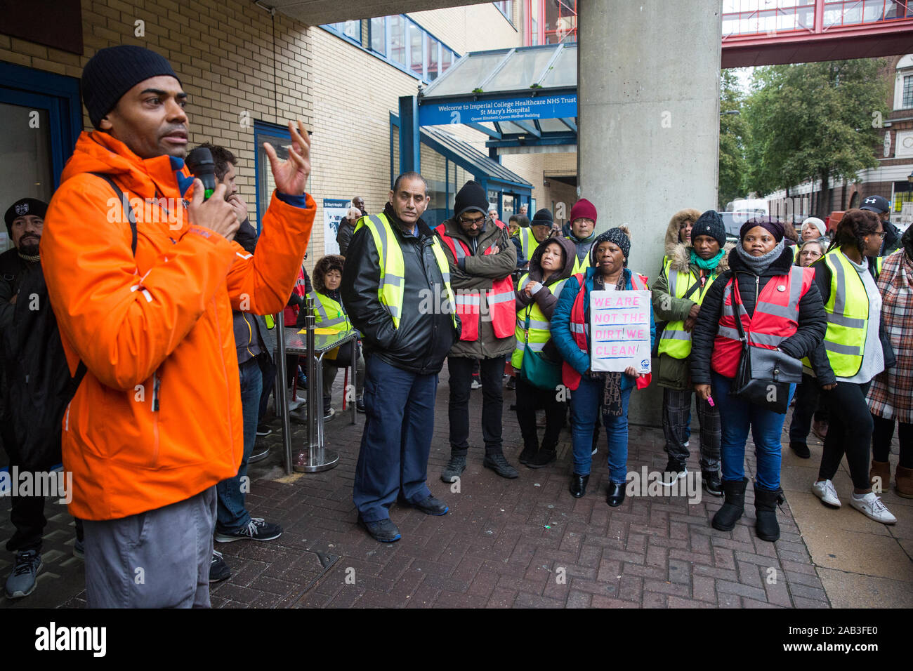 Londra, Regno Unito. 25 Novembre, 2019. Outsourcing di lavoratori appartenenti al regno voci del mondo (UVW) sindacato di stare sulla linea di picchetto al di fuori del loro ambiente di lavoro presso l'ospedale St Mary Paddington. Appaltato a Imperial College Healthcare NHS Trust via Sodexo, uno dei più grandi del mondo multinazionali, circa 200 pulitori per migranti, facchini e ristoratori sono suggestivi di diventare dipendenti NHS e hanno dichiarato uno sciopero a tempo indeterminato nel gennaio 2020. Credito: Mark Kerrison/Alamy Live News Foto Stock