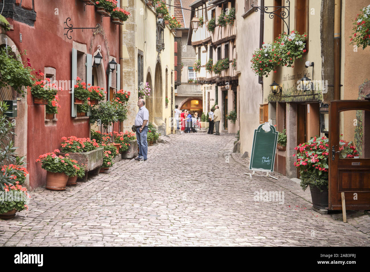 Kleine Seitengasse in Riquewihr Foto Stock