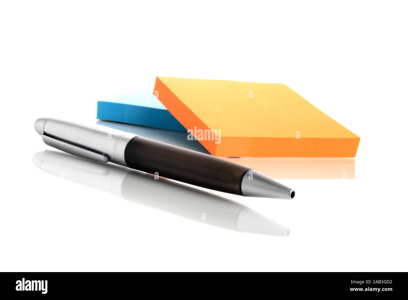 Kugelschreiber und farbige Notizzettel Foto Stock