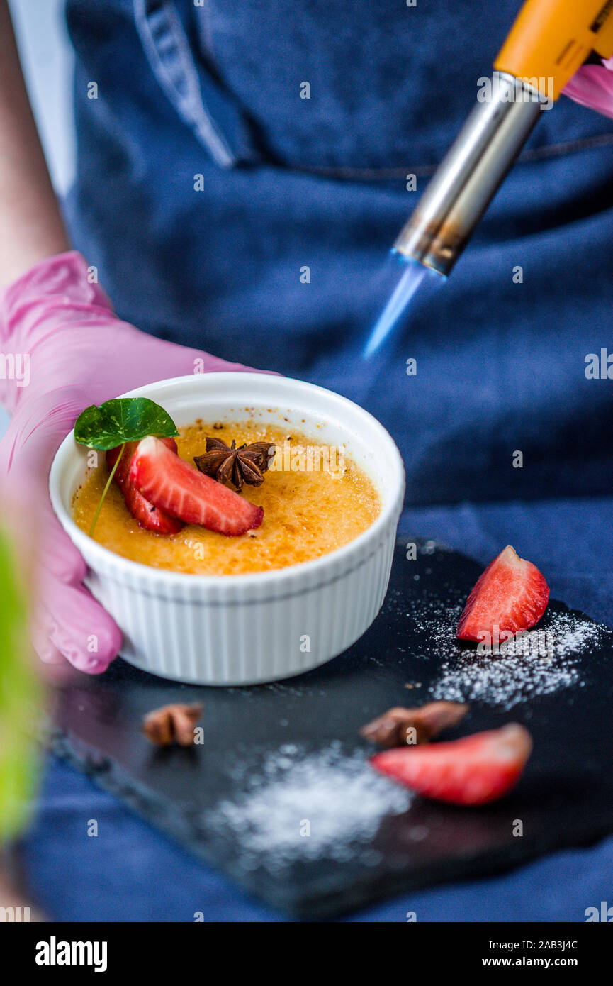 Fiamma Ossidrica Per La Cucina Francese Come Crème Brûlée - Fotografie  stock e altre immagini di Fiaccola - iStock