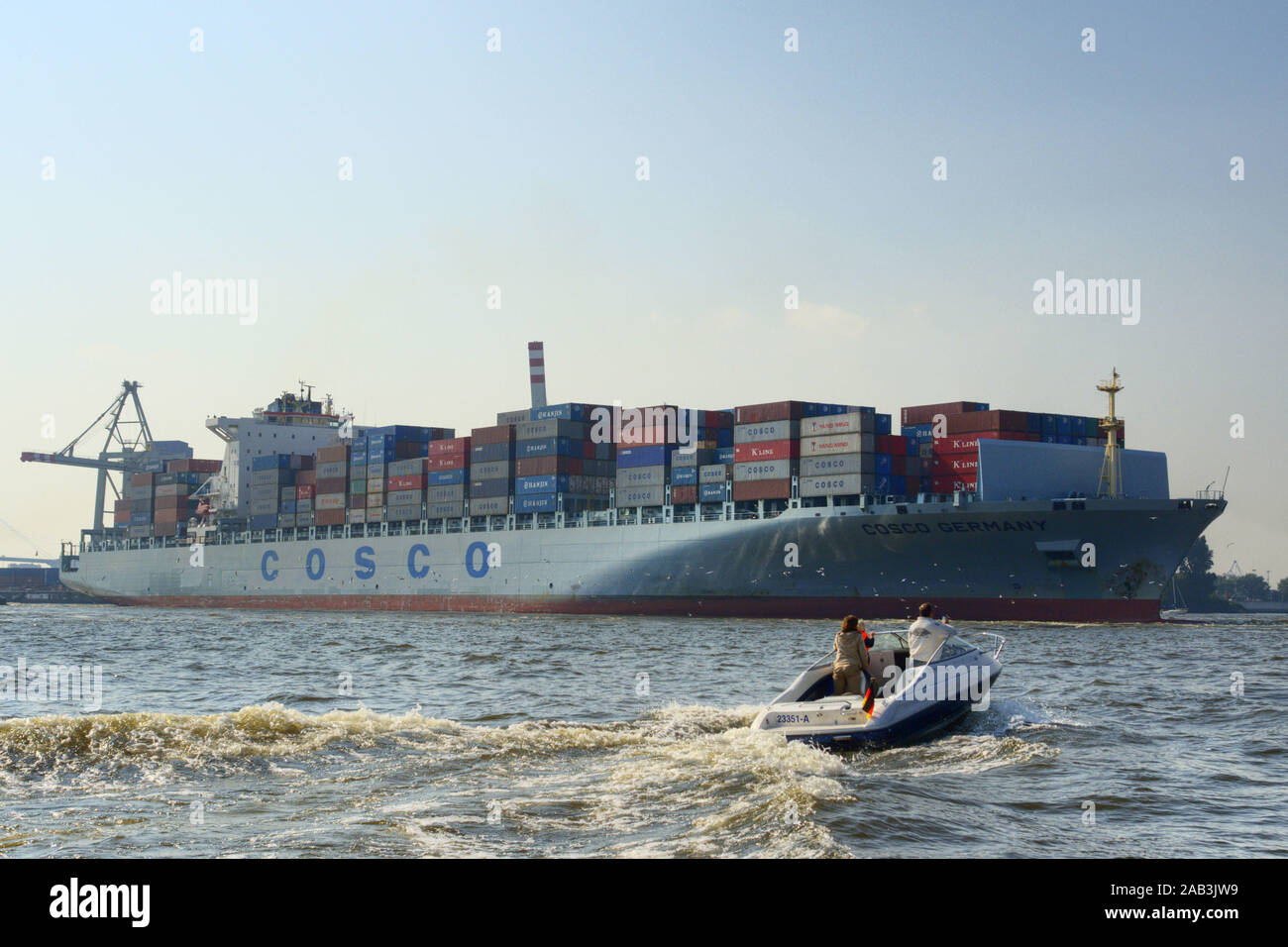 Containerschiff im Hamburger Hafen Foto Stock