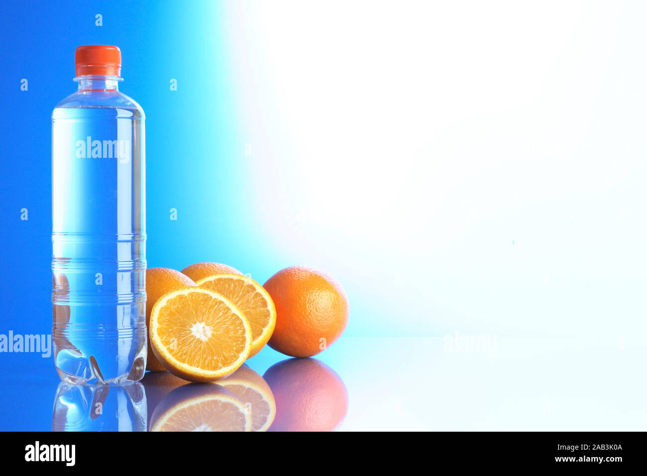 Mineralwasser mit Orangen Foto Stock