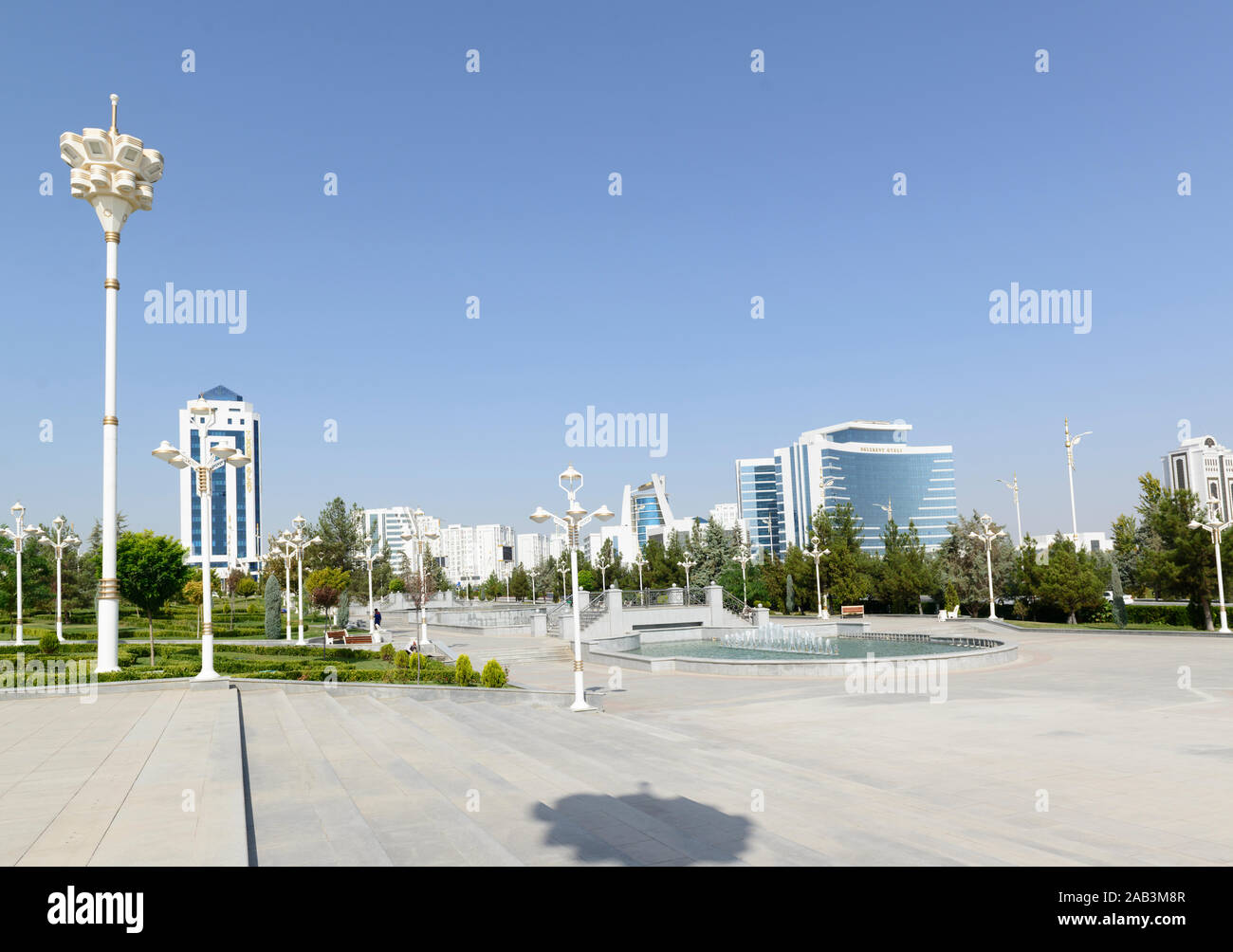 Ashgabat, capitale del Turkmenistan. Città di edifici bianchi e auto bianche Foto Stock